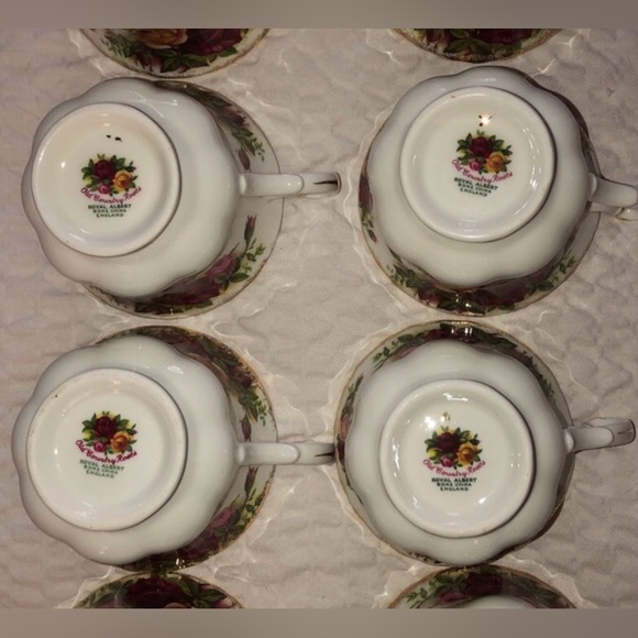 Royal Albert 4 Teacup’s with 4 Saucers - Old Country Roses - Picture 3 of 11